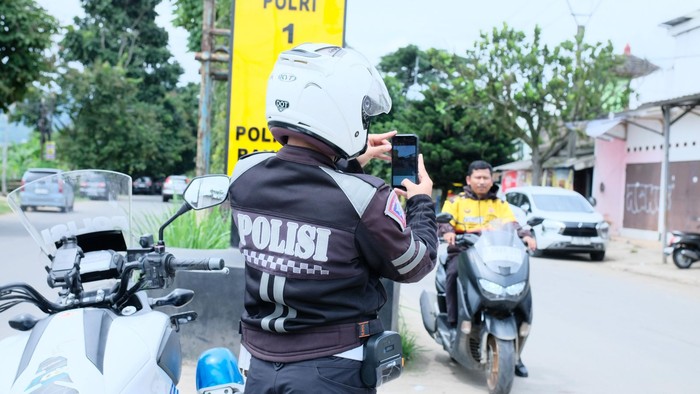 ilustrasi-tilang-sistem-electronic-traffic-law-enforcement-etle-handheld-di-kabupaten-bandung-1768640309543